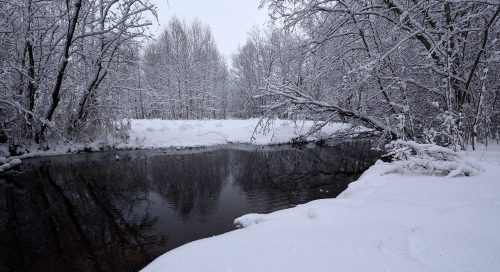 Valge lumi ja must jõgi